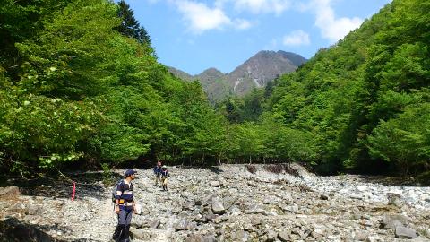 今降りてきた山稜を見上げる
まるで上高地のようなきれいな風景!?