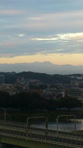 雲の上に顔を覗かせた富士山も真っ白
(写真じゃ分からんけど・・・)
