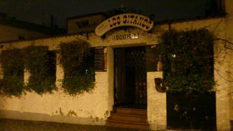 繁華街の裏手にあるスペイン料理屋
ここのオヤジと個人的に飲みに行ったこともあったなあ・・・
昨日の飛行機が遅れなければここで夕食のはずだったのに