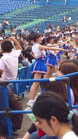 一番近くにさっきの長身の子が!!!
試合は左の方で進んでいるようだが、おじさんは皆こっちにくぎ付け!