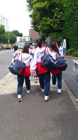 神宮球場に向けて急ぐと前方にポニの集団!
あ、母校のチアだ!
この最後尾の子と後で再会するとは!