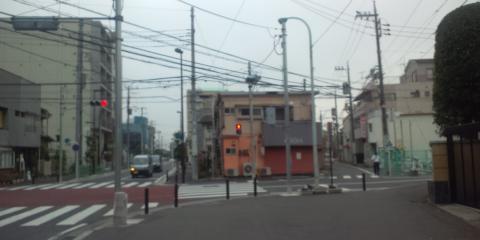 右が津久井道旧街道(今の世田谷通り)
この先多摩川では昭和20年代まで渡し舟で東京に向かっていた
東京側の船着場はRORYの朝ラン出発地点あたりにあった
左が整備中の新街区に沿った道路