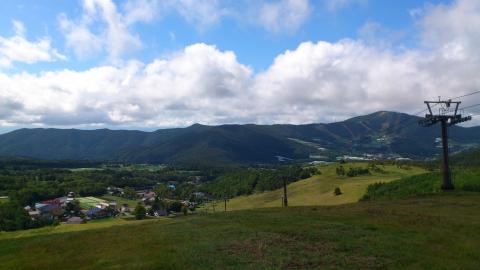 harukaさんに事前レクチャーを受ける
ここが連続7kmの下りの中間くらい
右奥の大松山が終盤のピーク
ここを気持ちよく疾走する脚は出来ていた(つもり)
まさか、翌日足を引きずりながらトボトボ歩くことになろうとは・・・