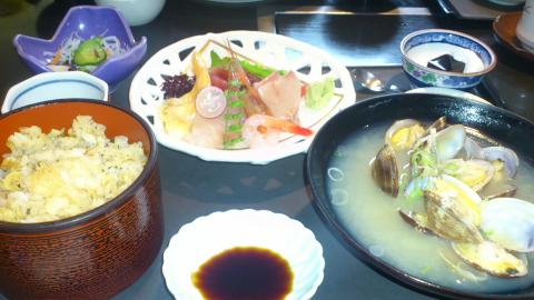卸のお兄さんお勧めの「宝屋」
あさり御膳
カミサンのあさりかき揚げ丼も手伝って満腹♪
