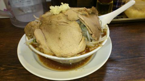 木曜は残業するつもりで神田野郎ラーメンの豚野郎(刻みニンニク乗せ)
これで、並盛り!
ところが、上海からのゲストが来て、夜は鉄板焼きへ・・・