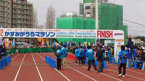 ラストの直線に入る
おい係員、動くなよ~
じゃまだぁ、見えない・・・