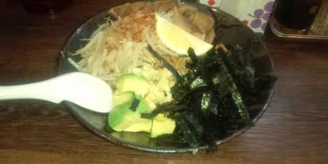 神田野郎ラーメン
汁無し夏野郎 極太麺、にんにく返しまし
750円也
アボカドとレモンが意外にマッチ