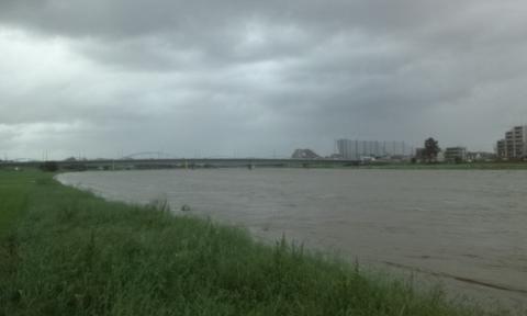 橋を渡って対岸から上流方向
本来は河岸を走るのだが敷石が水没している