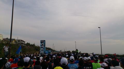 号砲から15分、やっとスタートライン
混んでるし、みんなとはなれてるし、ペース走も諦めモード
なので、スマホで写真撮り~(余裕)