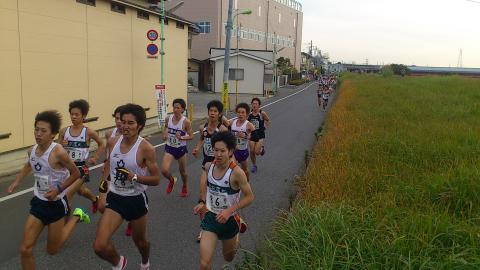 9㎞地点、右奥が東名高速道路