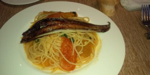 昨日のランチはYUITO3階のD-Brasserie & Sweetroom
季節のパスタはトマトソースのスパゲティ、穴子とかぼちゃ乗せ
ここは、ドリンクがお替り自由なので、商談もここで済ませた