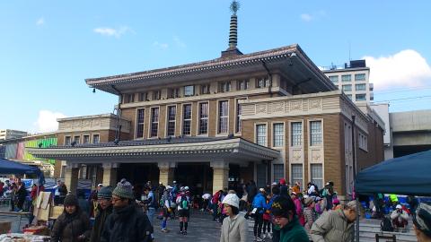 大会受付は駅前広場
ちゃんと事前許可えとるんやろか・・・