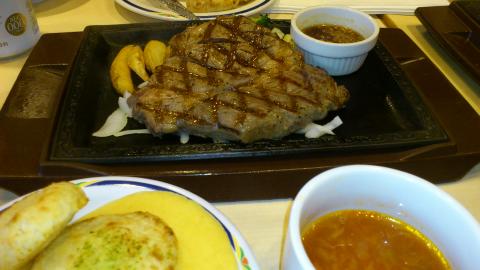 たち/MORIコンビとミカちゃんでステーキガストへ
サラダ、カレーライス、デザート食べ放題のステーキランチが1000円~♪