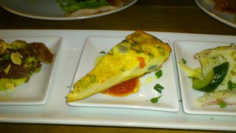 昨日は麻布十番で接待
サクラランドリーというイタリアン
(オーナーさんはランナーです)
小皿料理も充実していて、この3種盛り合わせ(マグロのタルタル、フリッタータ、イカのマリネ)は700円
グラスワインも充実してました。結局7杯飲んじゃった・・・