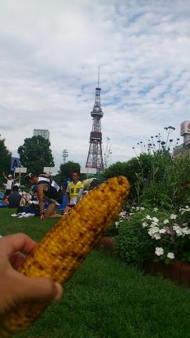 札幌来たらやっぱこれっしょ!
レース後に芝生の上でゴロリと寝そべって食らいつく♪