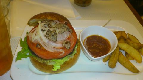 クーポンで800円でゲットしておいた
トリュフのせハンバーガー(200g)
本日唯一の食事でした