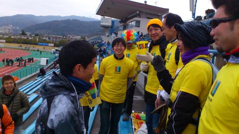 レース前、家族に会いに来たyuzo選手
予想外の大応援団にたじろぐ!?