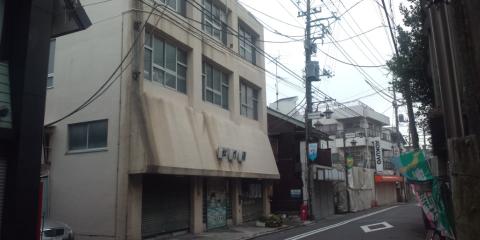 銭湯も去年はやってたのに・・・
写真に写っていない煙突がひび割れてボロボロだった