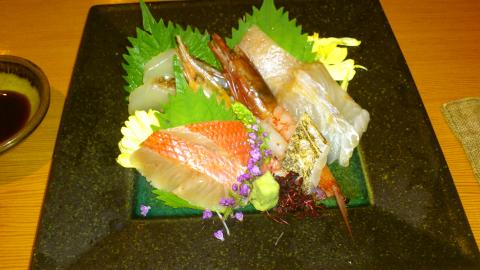 お造り
金目鯛、きはだまぐろ、真鯛、すずき、太刀魚、ぼたん海老、とんがらし海老(辛いわけではなく、真っ赤っかだから)