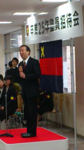 立食パーティは塾長(校長)挨拶から
こんな近くでお目にかかれるなんて!
(でも、僕の現役時代は助教授成り立てだったけど)
同窓会の盛況に
「現役時代も授業にこれだけ出席してくださっていれば」
とのお言葉・・・