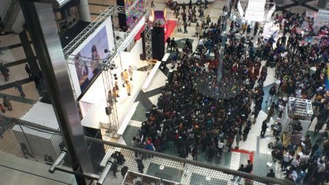 モーターショーなのに、乃木坂46(AKBのライバル)のイベントやってました