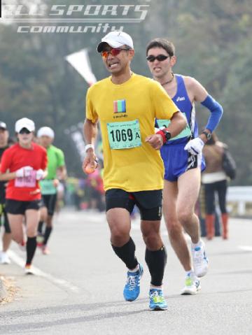 35km過ぎ
陸橋に入るカーブで、まさしく壁に当たっているところ
この直前にフラスコを落として拾いに帰ったが、パンツのポッケに入れることが出来ずにいた
