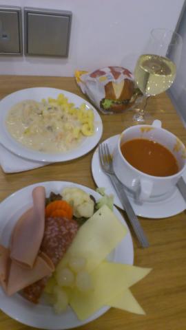 帰国便も超満員のエコノミークラスだったので、やけになってラウンジでしこたま食べました。今回の出張では、これが一番まともな食事でした・・・