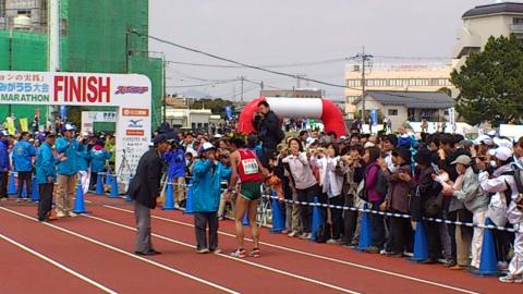 ここで、優勝の月桂冠を授与