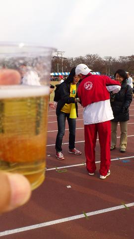 見事なタイムを記録したミカエルくんから皆さんに振る舞い酒♪
女性陣、応援ありがとう~