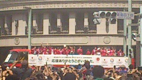 4台目
先頭のフェンシング太田が身を乗り出してガッツポーズ
それに比べ後方のバレーボール女子達の静かなこと。。。