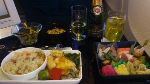 早速機内でこんなの食べて
(メインは鱈の雲丹ソース)