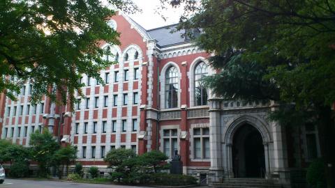 実は夕方から大学の同窓会があって三田に行きました
学年全体の会だったので500人余が集まった