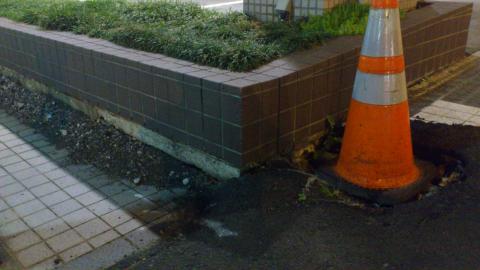 でも、この一帯はまだまだ液状化現象の爪痕が残っています・・・