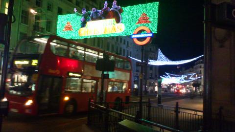 Oxford CircusからRegent Str.
アカスキュータムや高級洋服店が並んでるところ