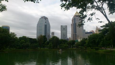 1週間の写真をまとめてアップ!
火曜日朝
バンコク中心部のルンピニ公園
1周2.5kmの周回コース
気持ちよく4周BUPしました