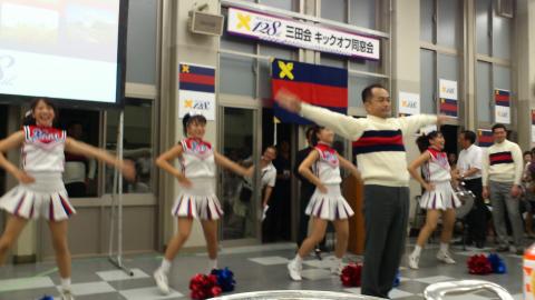 メインイベントは応援指導部のエール
男子は我々の同期(彼は防衛省の高官ですが結構危ない話をしてました)、チアはもちろん現役女子大生!