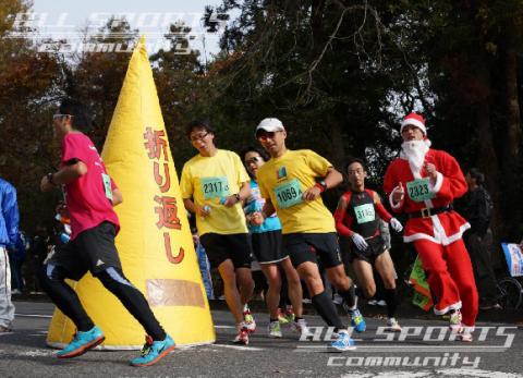 折り返し(21km手前)
ハムがピキピキいい出したけど、mizuやんの亡霊に追いつかれないよう、頑張ってた頃
この後すぐ左手に黄色い美女軍団