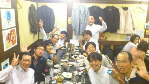 勝負レースを前に盛り上がる仲間達
今日も、店の赤ワインを飲み尽くした!
湘南さん、今回も仕事の合間に飲み会参加
気まぐれさん、今日はギアの話で眠くなかったみたい!?
