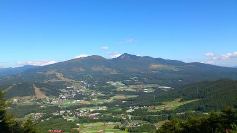 36km地点
大松山から根子岳
あの山頂からすぐ下で捻挫・・・
下方にレタス畑の間に点在するラグビーグラウンドとゴール地点
風に乗ってゴールのアナウンスも聞こえてくる
なんんだか自然と涙がこぼれてくるよ