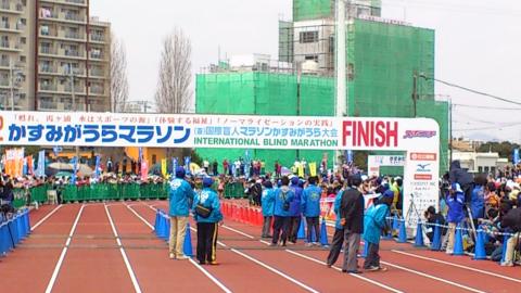 川内選手、競技場へ
応援の頭の動きと歓声がウエーブとなってこっちの方にやって来た!