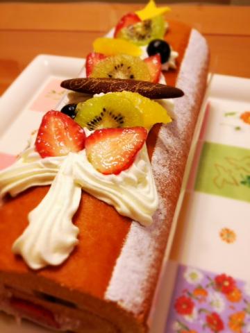 クリスマスツリー模様のクリームとフルーツがかわいいです!