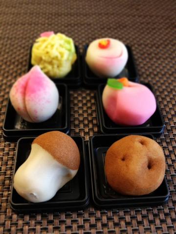 鹿島神社のから神主さんがいらっしゃったのですが、その方からいただいた和菓子でございます。このイモが良くできてて、かつ美味しかったです。