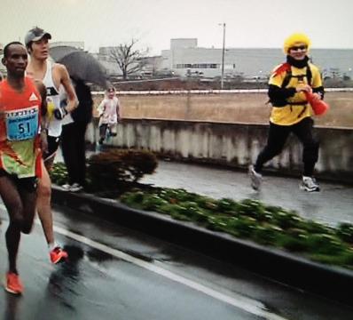 travel dbのユニフォームを着た選手が掘端選手をとらえようとしています。あの男は誰だ!?妙に足取りが軽いぞ、顔がニヤついているぞ、仮装禁止だぞ。
