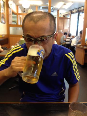 とりあえずビールをかっくらうビリちゃん。じゅうぶん追い込んだ？から、うまかったことでしょう！