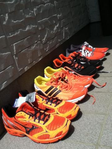 手前から、WAVE AERO、Adizero CS、WAVE LSD、NIKE Freeです。AEROはまだ未使用。まるで、読売ジャイアンツみたいだな～。
