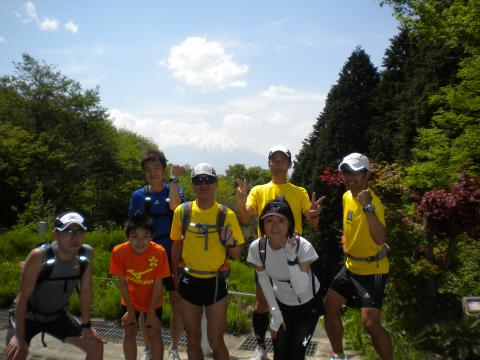 峠の頂上にて。分かりにくいですが、後ろに富士山が写っています。今日はちょっと暑かったですが、sugyonさんの「秘儀ランパン絞り」は見れませんでした。