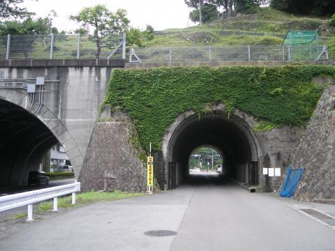 このトンネルを抜けたらすぐに右折して坂に入る