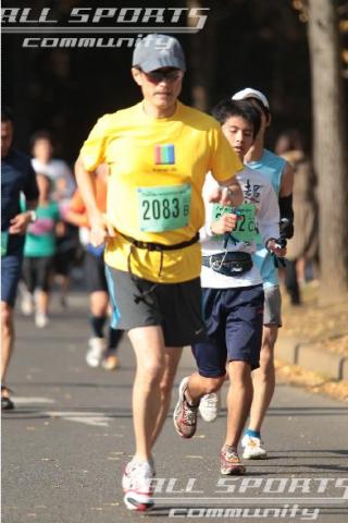 まあでも後半こうやって失速したけど4時間を切れれば初フルとしてはまあまあええ方やろ。フムフム。
そんで、ゴールの時はどんな格好でゴールしたらええんやろか。ちょっとは派手なガッツポーズでもした方がええんかな。ゴールのとこは写真撮ってはるらしいからサングラスは外して顔見せたほうがええんちゃうやろか。よっしゃ、ゴール前でサングラス外してガッツポーズや!それで行こ!