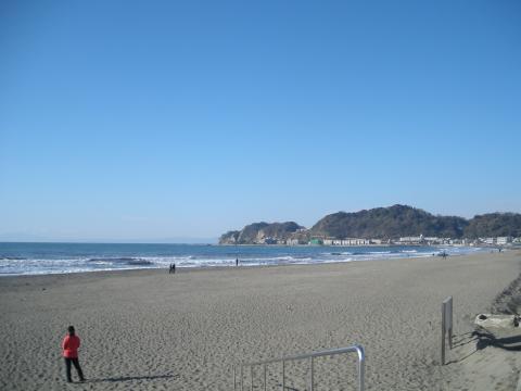 由比ヶ浜。今日は結構波もいい感じで、たくさんのサーファーが出てました。
