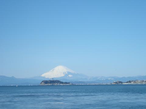 逗子マリーナから見た富士山と江ノ島。今から江ノ島まで走るゾ！